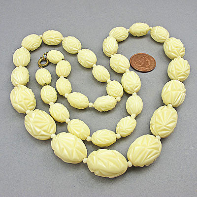 Creamy vintage plastic beads necklace